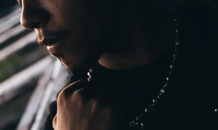 Com referências a Ben 10, novo single de Frajado traz trap sobre evolução