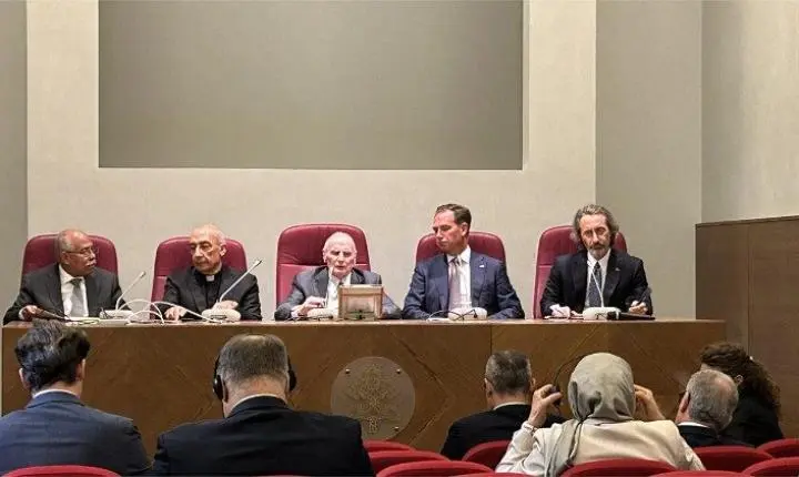 Gallagher alerta que a ordem mundial é testada e defende religiões pela paz