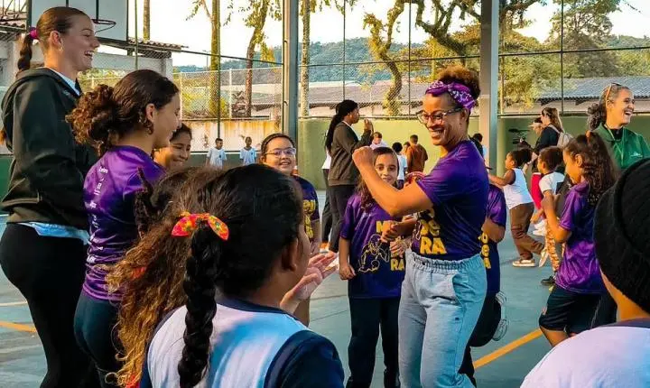 Instituição liderada por mulheres negras promove intercâmbio internacional entre estudantes da Universidade do Tennessee e crianças de Cubatão
