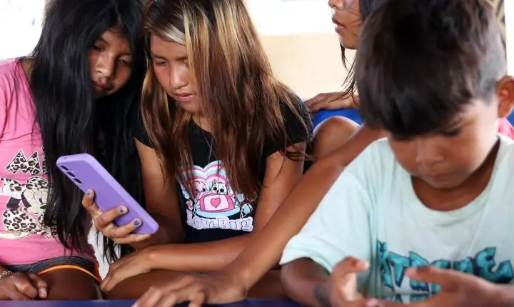 Acesso precário à internet e identificação de notícias impulsionam desinformação no Brasil