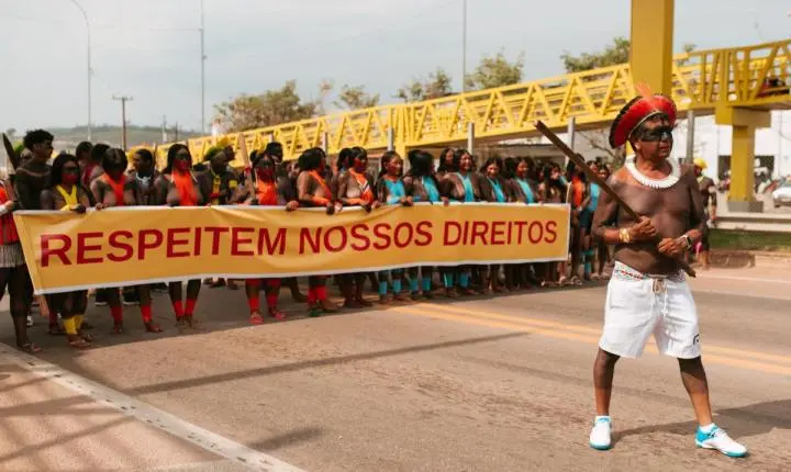 Povos Kayapó e Panará protestam na BR-163 por medidas de compensação