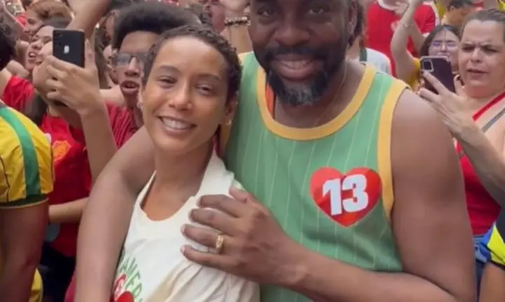 Lázaro Ramos e Taís Araújo marcam presença em ato pela democracia no Rio