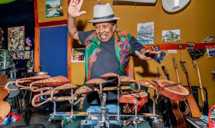 Lenda mundial da percussão, Robertinho Silva faz aniversário com show na Lapa