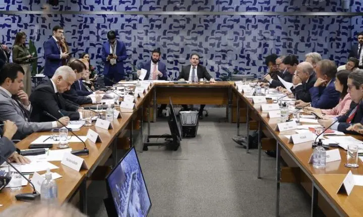 Líderes da Câmara adiam votação de projeto sobre misoginia e pautam mercados digitais e dívida rural