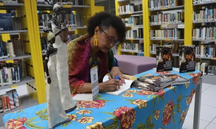 Livro sobre representatividade feminina negra e a ancestralidade no fazer teatral tem lançamento no centro do Recife