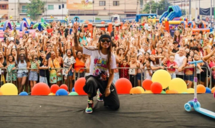 Ludmilla realiza festa de Dia das Crianças em Caxias e distribui presentes