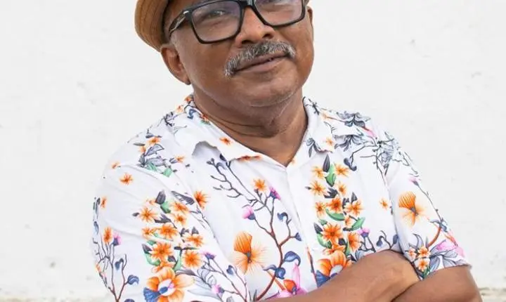 Mestre pernambucano Manoelzinho Salustiano cria aulas-espetáculo das tradições indígenas no Maracatu de Baque Solto
