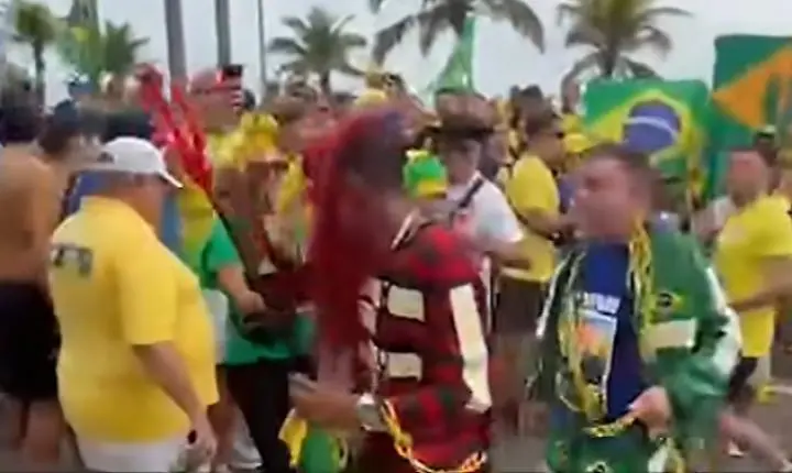 Ministério pede apuração de crime de racismo em ato pró-Flávio Bolsonaro
