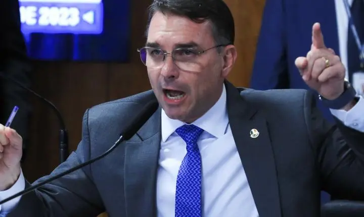 Missão aciona TSE para investigar filiação falsa de Flávio Bolsonaro