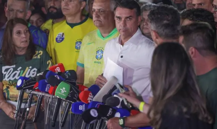 Alexandre de Moraes proíbe Flávio Bolsonaro de deixar o país e exige passaporte