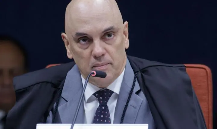 Moraes solicita parecer da PGR para incluir Jair e Flávio Bolsonaro em inquérito
