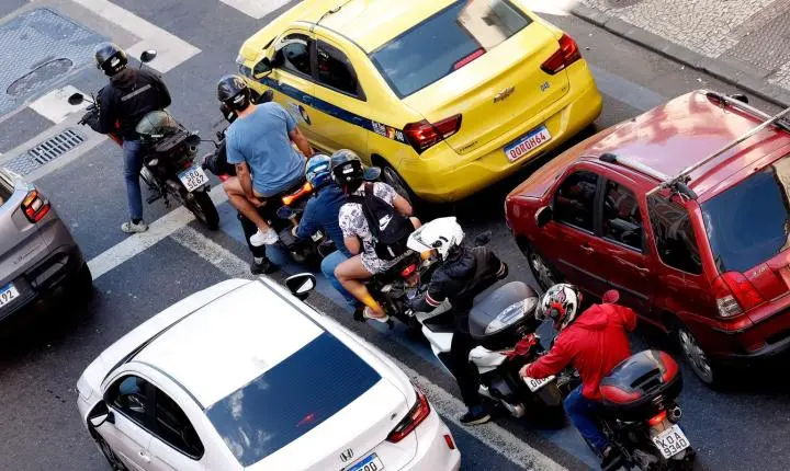 Mortes no trânsito impulsionadas por motocicletas crescem com a economia de aplicativo