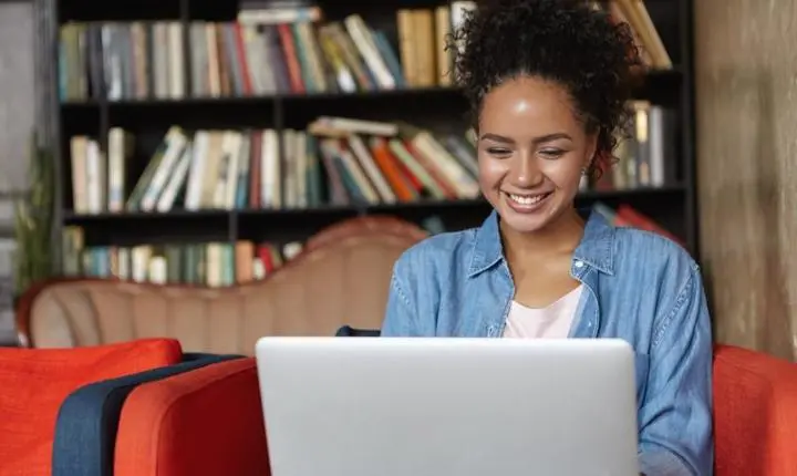 MOVER e EF oferecem 19 mil vagas gratuitas em cursos de idiomas para pessoas negras