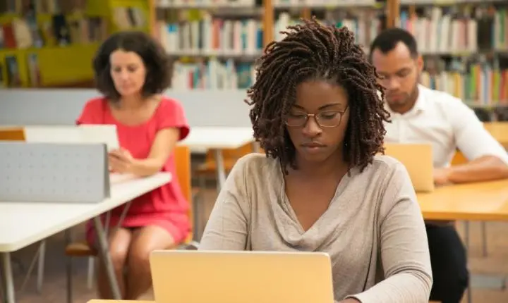 Inscrições em cursos de idiomas gratuitos para pessoas negras são prorrogadas