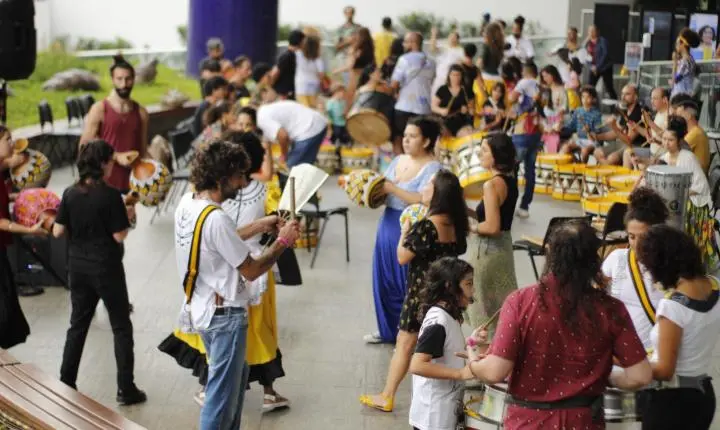 Música, ancestralidade e afetos no Museu Afro Brasil Emanoel Araujo: vivência de maracatu e exibição do filme Dorival Caymmi: Um Homem de Afetos