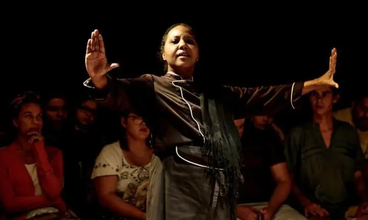 Naná Sodré fortalece liberdade das mulheres negras no espetáculo solo de teatro, no Espaço O Poste