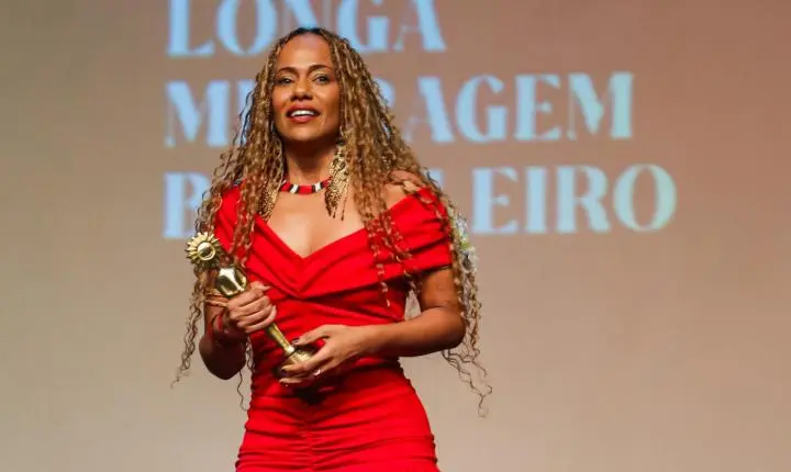 Naruna Costa no Festival de Gramado conquista Kikito de melhor atriz coadjuvante