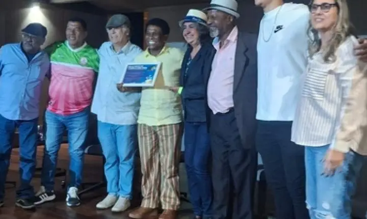 Neguinho da Beija-Flor celebra 50 anos de avenida e defende valorização de profissionais do carnaval