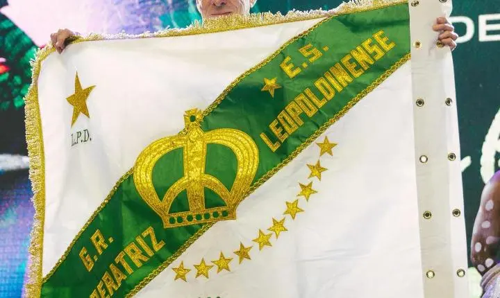 Ney Matogrosso é ovacionado na final de samba-enredo no Rio