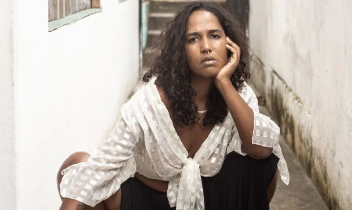 Cantora Kari inicia nova fase na carreira com o show Sons de Minas em turnê gratuita