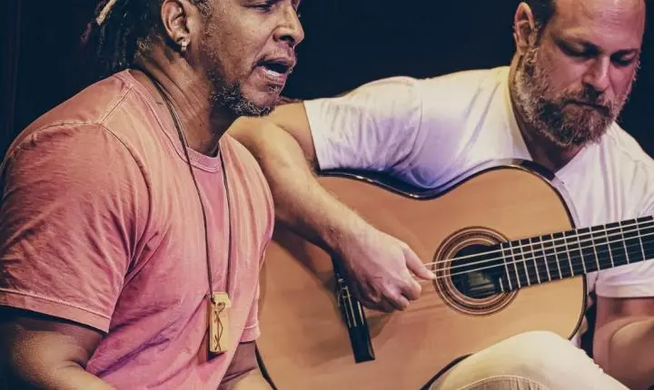 O cantor Alcides Sodré encanta com a interpretação da canção “Samba de Congada”: um encontro de memória, ritmo e poesia 