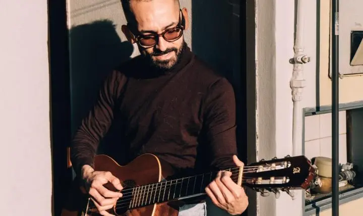 O pianista, acordeonista e compositor Felipe Caneca lança o single DEUS nas plataformas digitais   