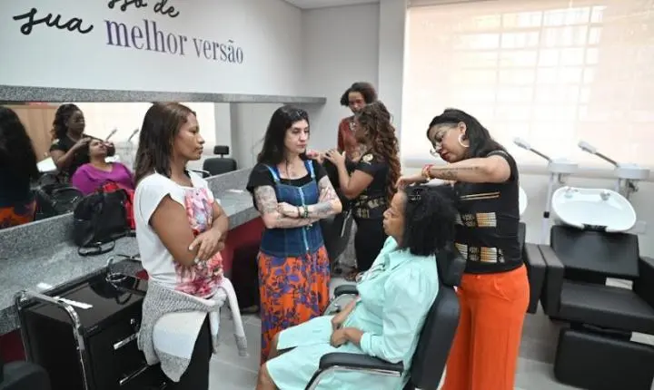 Oficina de tranças nagô em Santos promove cultura e autonomia feminina