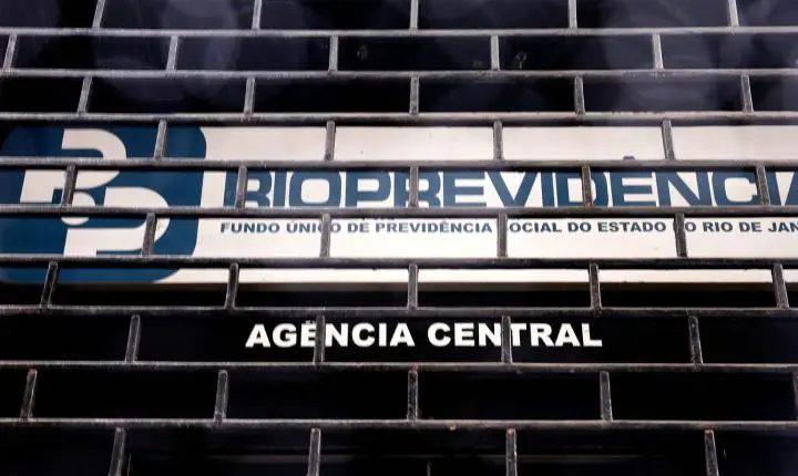 Operação da PF investiga Cláudio Castro por aportes bilionários da RioPrevidência no Banco Master