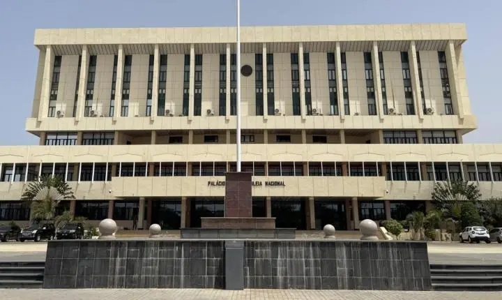 Orçamento do Estado de Cabo Verde para 2027 é entregue no Parlamento
