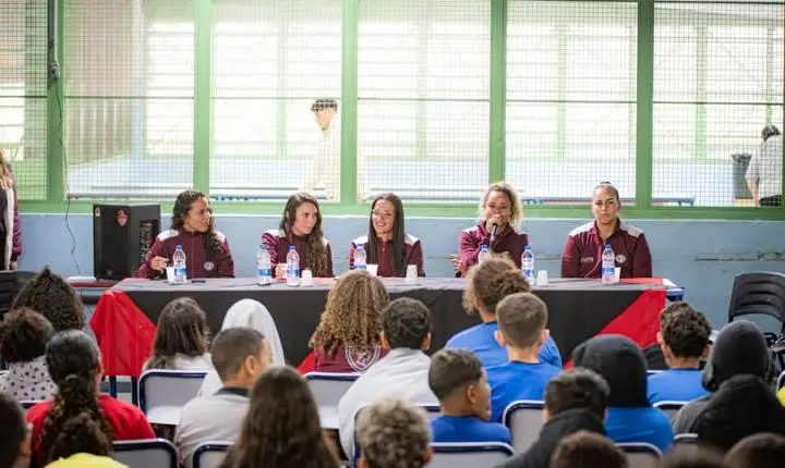 Alunos da E. E. Profª Antônia Eugênia Martins encontram Guerreiras Grenás e se inspiram no futebol feminino