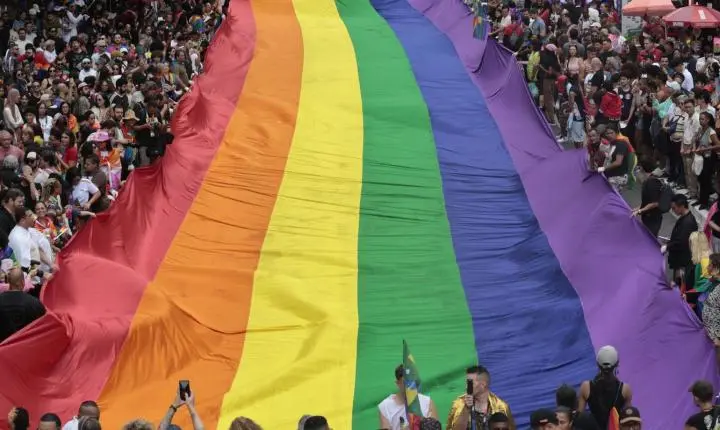 Parada LGBT+ de São Paulo enfrenta ameaças legais e redução de patrocínios para sua 30ª edição