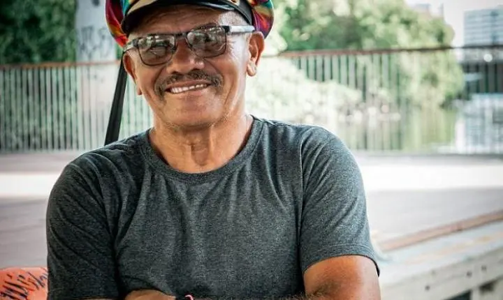 Passeio no baobarco de Seu Davi pelo Rio Capibaribe rende audiovisual para artista Mazuli (PE)