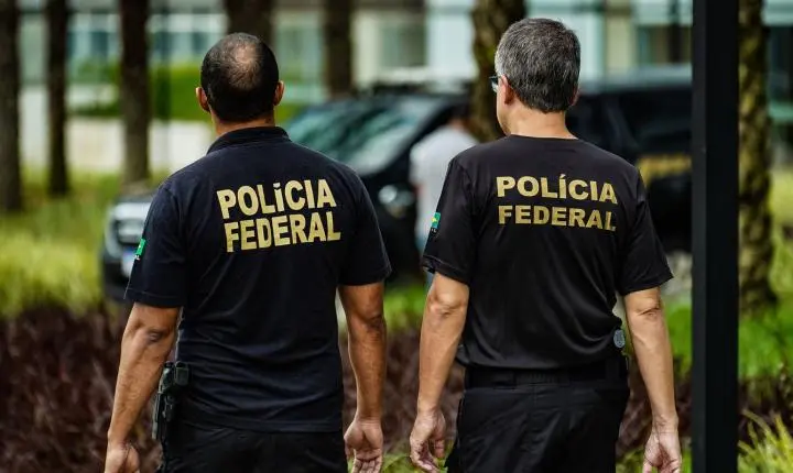 Policiais federais cumprem mandados contra apologia ao nazismo no Rio de Janeiro