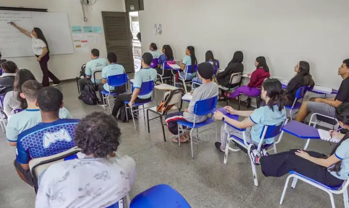 Pisa 2025 mostra que Brasil melhora desempenho escolar e reduz distância dos ricos