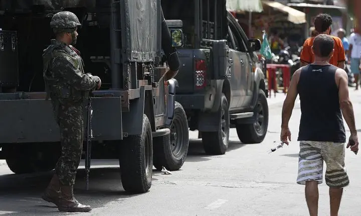 Operação policial cumpre mandados contra o Terceiro Comando Puro no Complexo da Maré, Rio