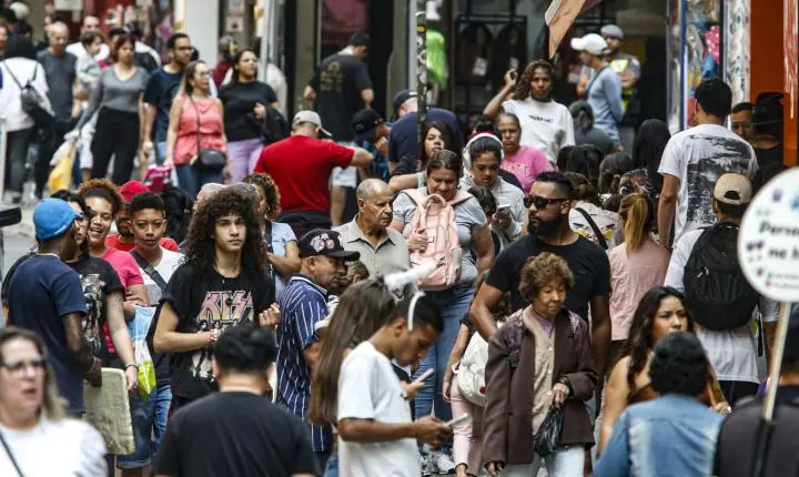 População brasileira envelhece e registra menor ritmo de crescimento