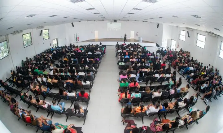 Prefeitura de Teixeira de Freitas promove formação sobre equidade e educação antirracista para profissionais da rede municipal