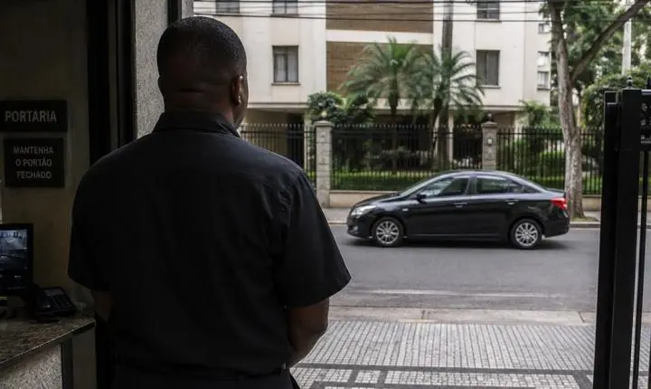 Injúria racial: porteiro ofendido por motorista terá direito a indenização