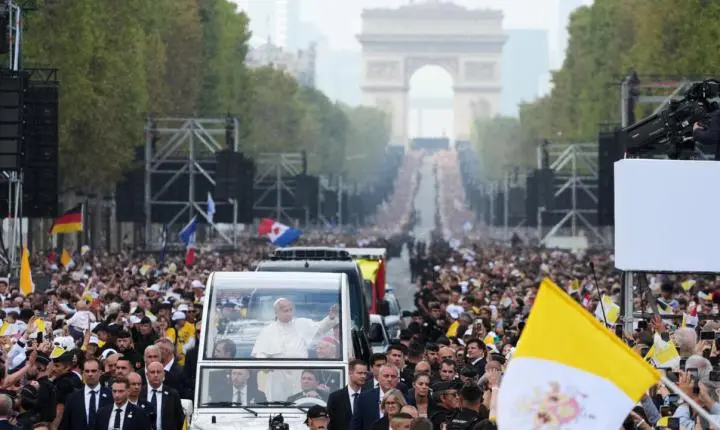 Visita do Papa Leão XIV atrai jovens e renova a igreja católica em frança
