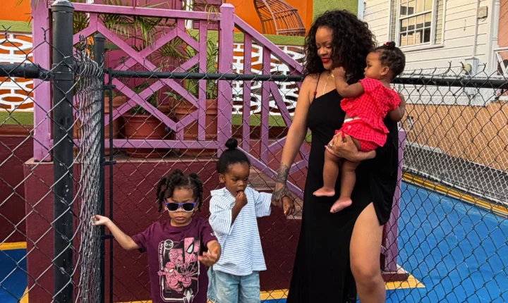 Rihanna em Barbados leva os três filhos para conhecer sua casa de infância