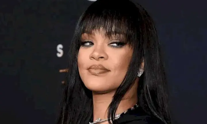 A cantora Rihanna em Barbados faz rara aparição ao lado de seus três filhos