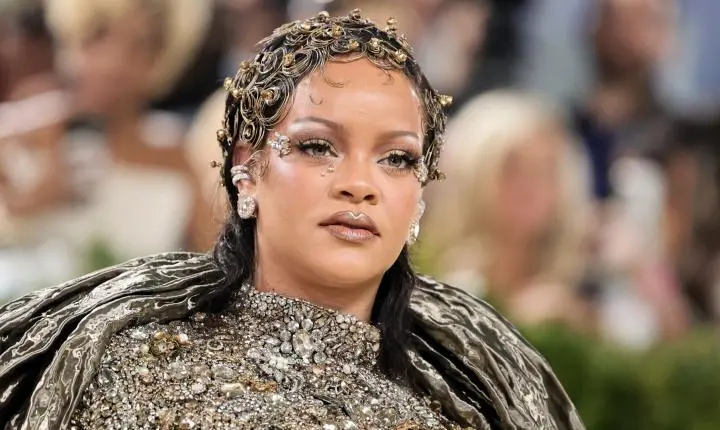 Rihanna volta aos palcos e admite estar enferrujada no Yankee