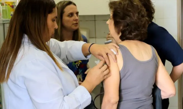 SUS amplia imunização e oferece vacina Pneumo 20 para idosos de 85 anos ou mais