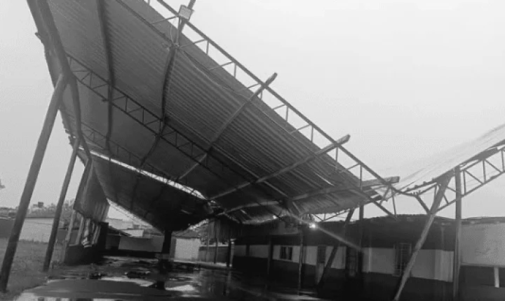 Temporal derruba teto da quadra da escola União da Tinga no RS