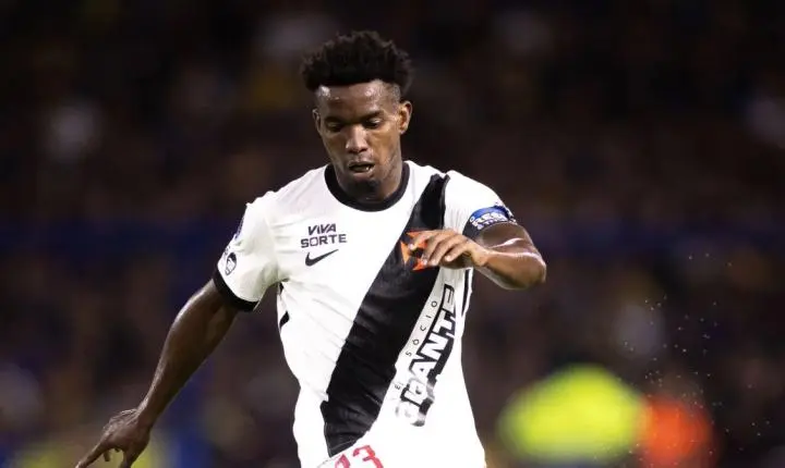 Thiago Mendes sofre racismo após provocação ao Boca Juniors
