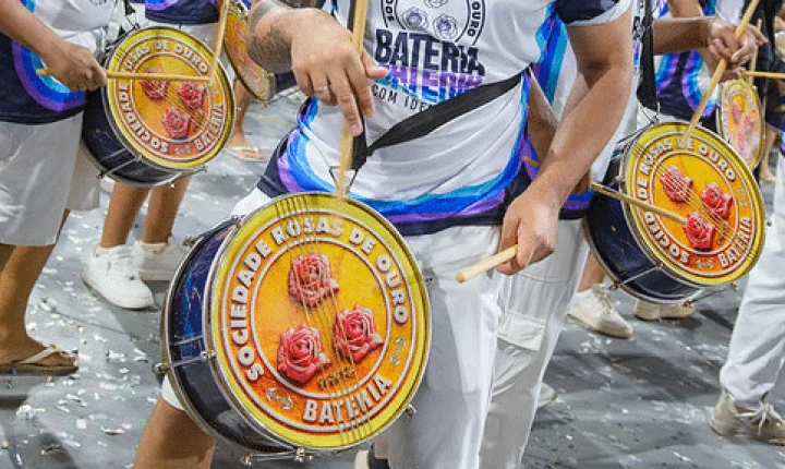 Bateria da Rosas de Ouro realiza ensaio geral focado no Carnaval 2027