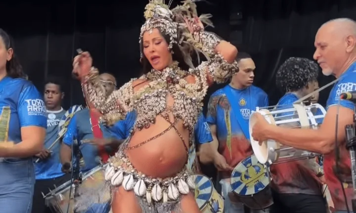 Sabrina Sato exibe barriga de gravidez em ensaio da Unidos de Vila Isabel