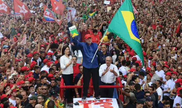 Lula é reeleito presidente do brasil em virada histórica nas eleições de 2026