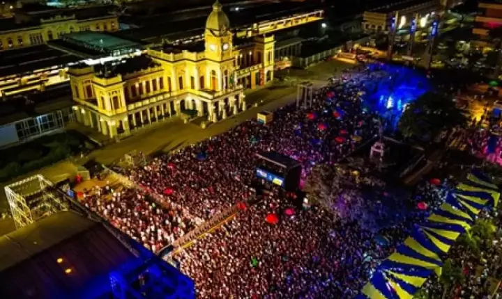 Shows de Seu Jorge e Enaldinho lotam a Praça da Estação em Belo Horizonte
