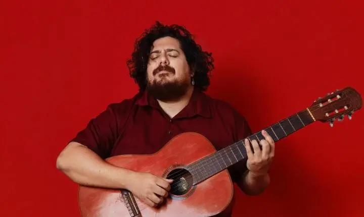 Zé Barreto de Assis (PE) apresenta clipe da canção autoral Pássaro e Pedreira, com gravação ao vivo
